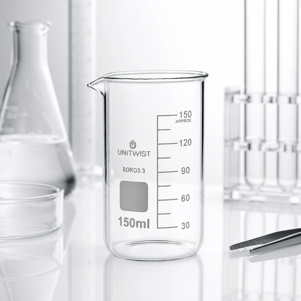 Szklanka UNITWIST o pojemności 150 ml, wysoka, wykonana ze szkła borokrzemowego 3.3, z dziobkiem i podziałką na białym tle
