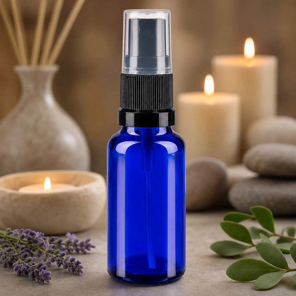 Niebieska szklana buteleczka o pojemności 20 ml z precyzyjnym rozpylaczem do aromaterapii z lawendą i olejkami eterycznymi