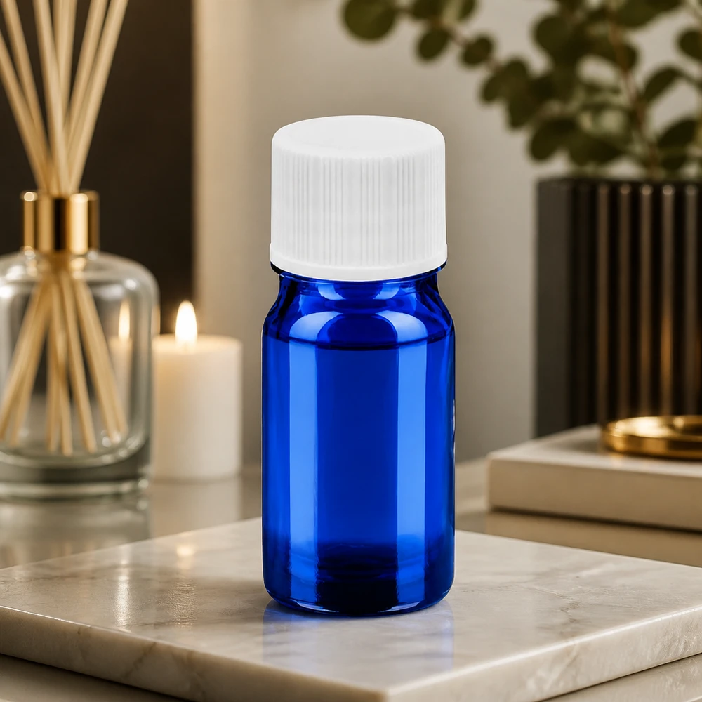Butelka 5 ml 11 mm SV biała STD BlueLine UT18/5 Wysokiej jakości szklana butelka o pojemności 5 ml w jaskrawym niebieskim kolorze z praktyczną białą zakrętką o średnicy 11 mm