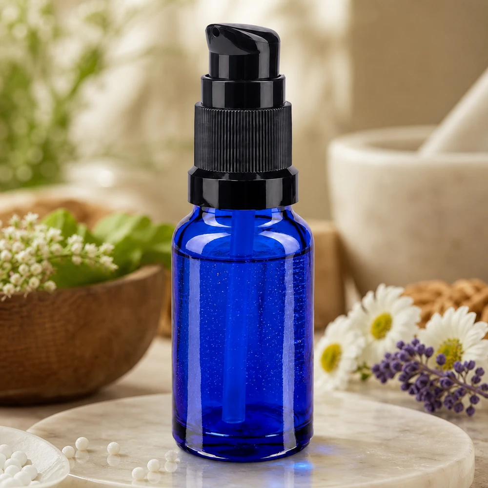 Butelka z pompką o pojemności 10 ml, wykonana z niebieskiego szkła aptecznego, z czarnym dozownikiem do serum