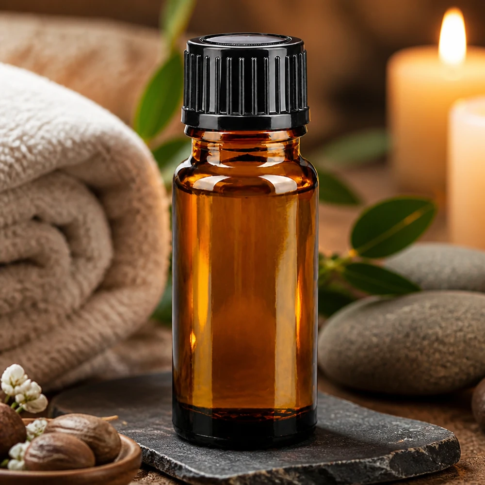 Brązowa buteleczka apteczna o pojemności 10 ml z czarną zakrętką, umieszczona na kamieniu łupkowym w atmosferze spa