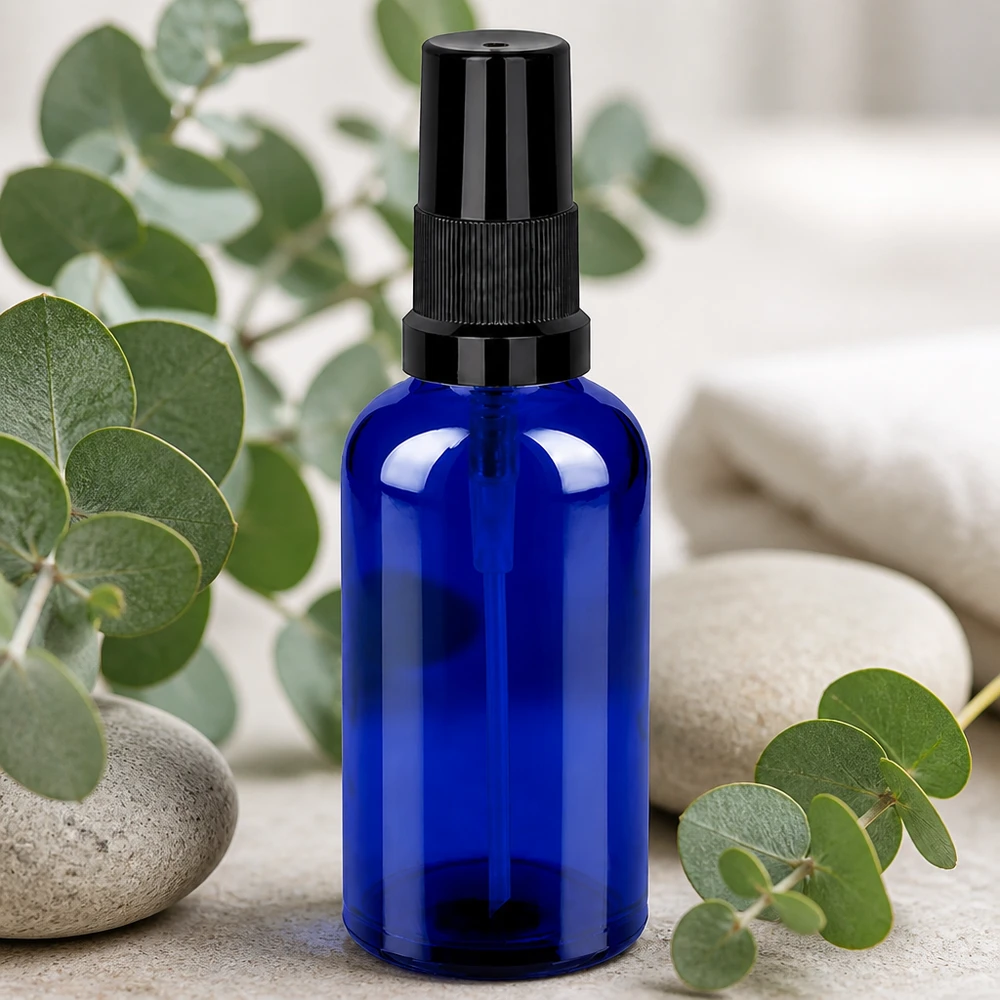 50 ml butelka z rozpylaczem wykonana z wysokiej jakości niebieskiego szkła z wytrzymałą czarną głowicą rozpylającą do aromaterapii