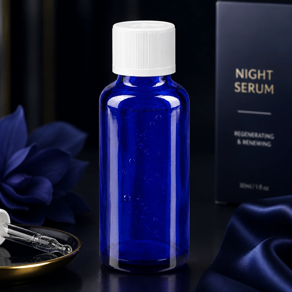Butelka apteczna niebieska 30ml z kroplomierzem biała KiSi St Elegancka buteleczka ze szkła kobaltowego o pojemności 30 ml na serum na noc, z białym zamknięciem KiSi na ciemnym tle