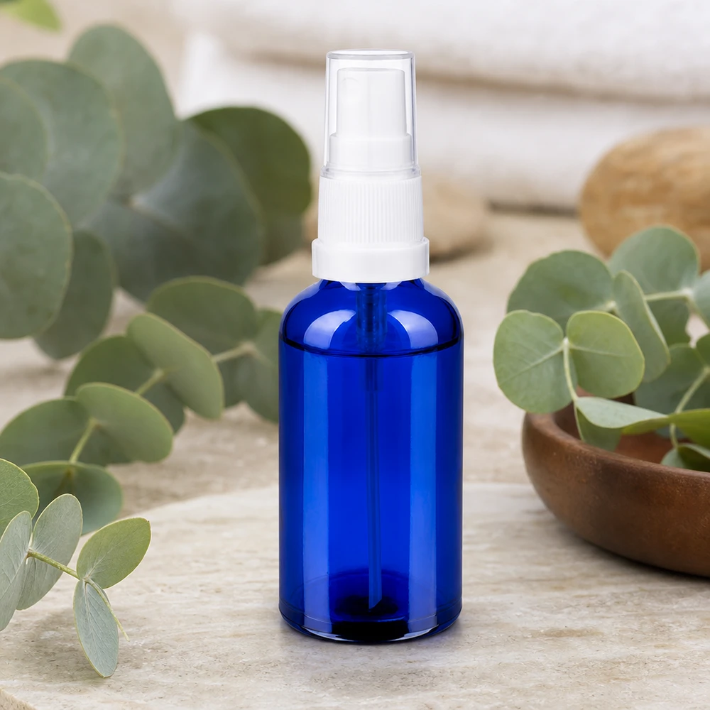 Kompaktowa butelka z rozpylaczem o pojemności 50 ml w eleganckim kolorze kobaltowego błękitu do mobilnej aplikacji produktów do pielęgnacji skóry
