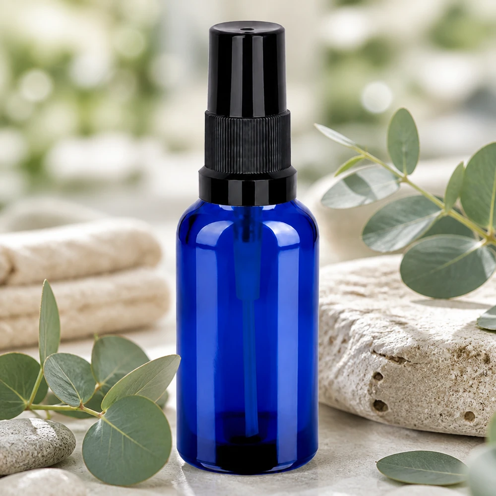 Butelka ze spryskiwaczem 30 ml czarna STD BlueLine UT18/30 Niebieska szklana butelka z rozpylaczem o pojemności 30 ml i czarnym atomizerem do wysokiej jakości produktów kosmetycznych