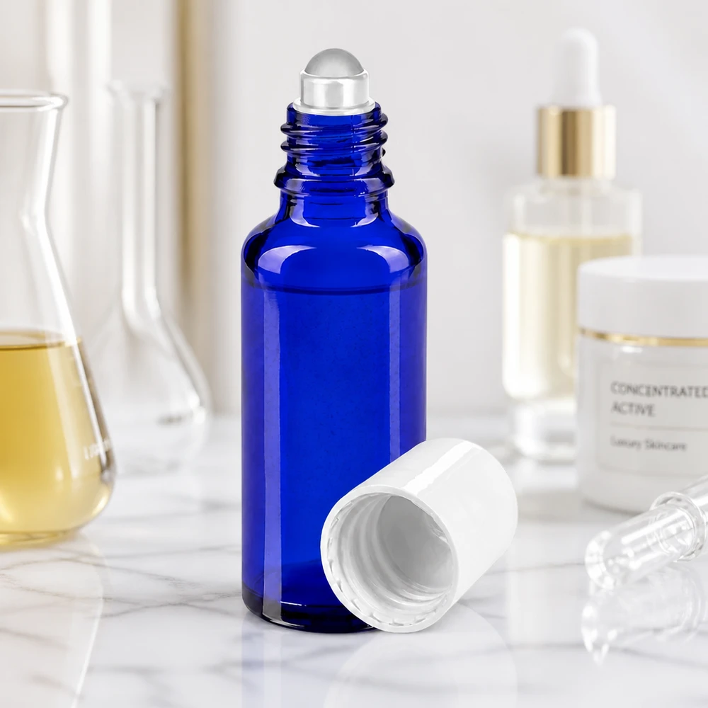 Niebieska buteleczka z zakrętką o pojemności 30 ml, wykonana ze szkła aptecznego, z przezroczystą szklaną kulką i białą nasadką ochronną