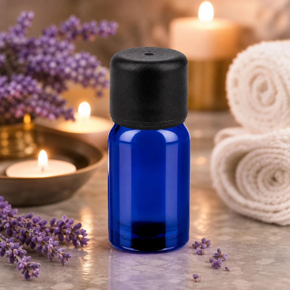Mała szklana butelka 5 ml w eleganckim niebieskim kolorze z praktyczną czarną zakrętką na kosmetyki