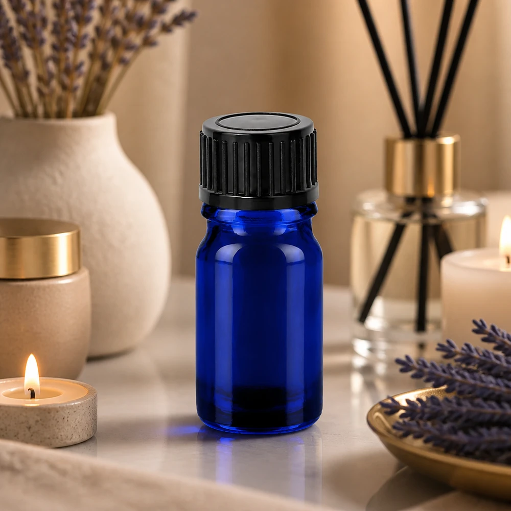 Butelka 5 ml 11 mm SV czarna STD BlueLine UT18/5 Mała butelka do aromaterapii o pojemności 5 ml wykonana z niebieskiego szkła ze szczelną czarną zakrętką