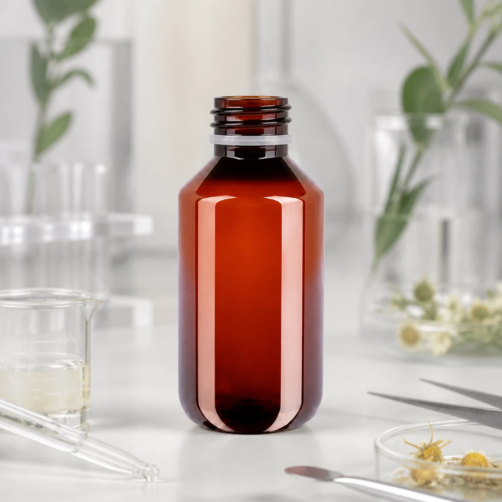 Pusta brązowa butelka PET o pojemności 200 ml z białym zamknięciem na klapkę na białym blacie laboratoryjnym