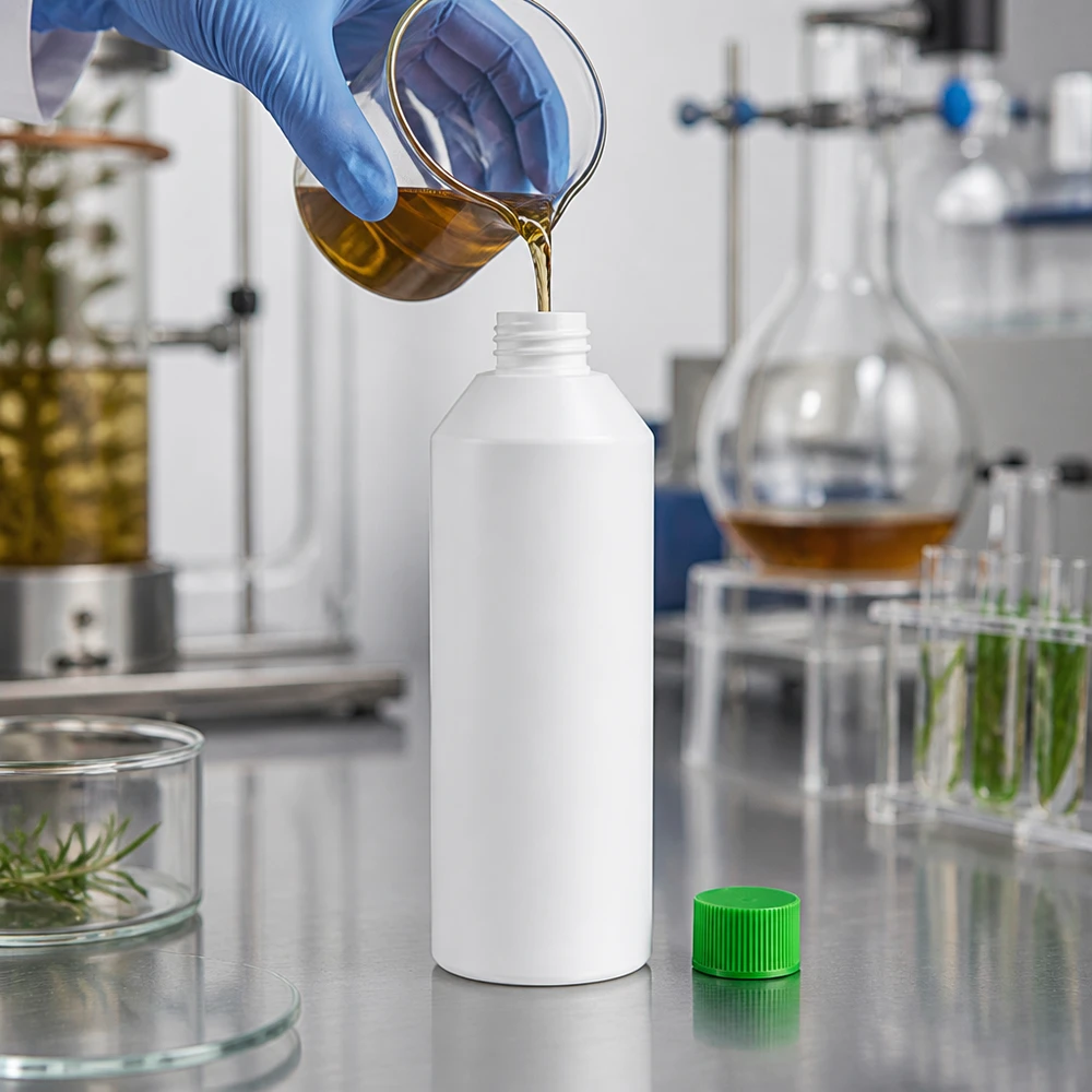 Butelka apteczna HDPE 250ml biała, z zielonym SV Biała butelka apteczna z HDPE o pojemności 250 ml z zieloną nakrętką jest napełniana ekstraktem roślinnym