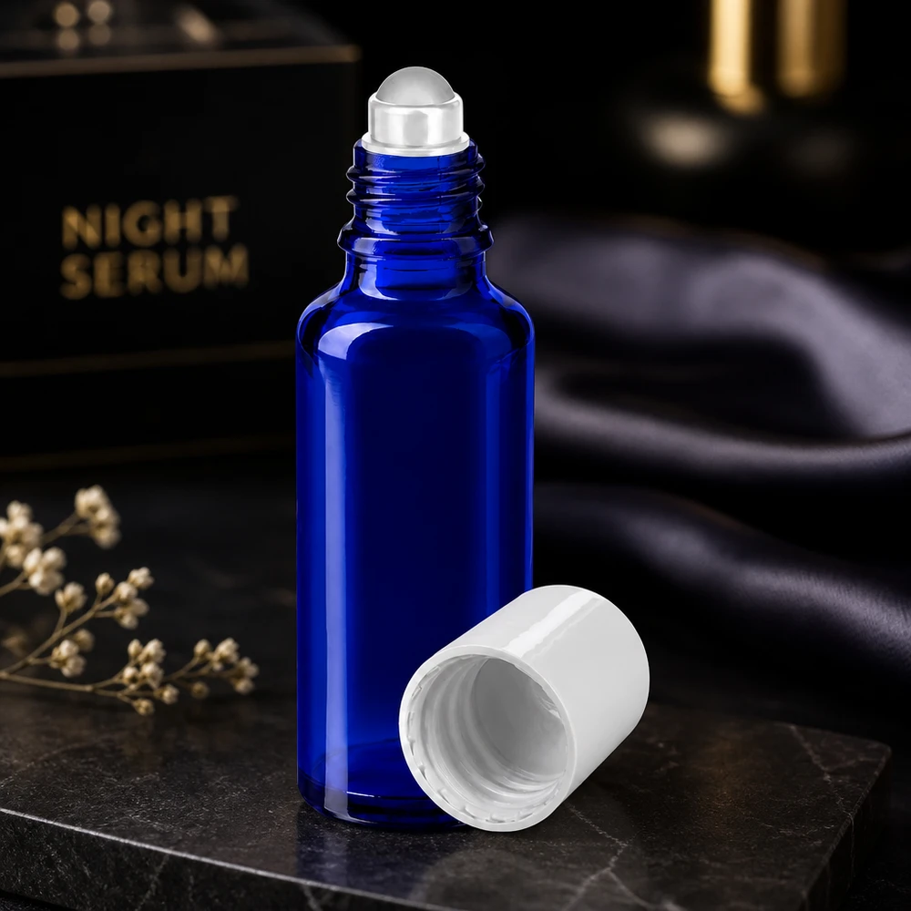 Szklana buteleczka o pojemności 30 ml w kolorze kobaltowym z aplikatorem typu roll-on i białą nakrętką, przeznaczona na serum na noc