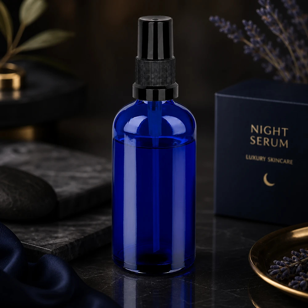 Elegancka szklana butelka z rozpylaczem 100 ml w kolorze niebieskim z matową czarną pompką - STD BlueLine UT18/100