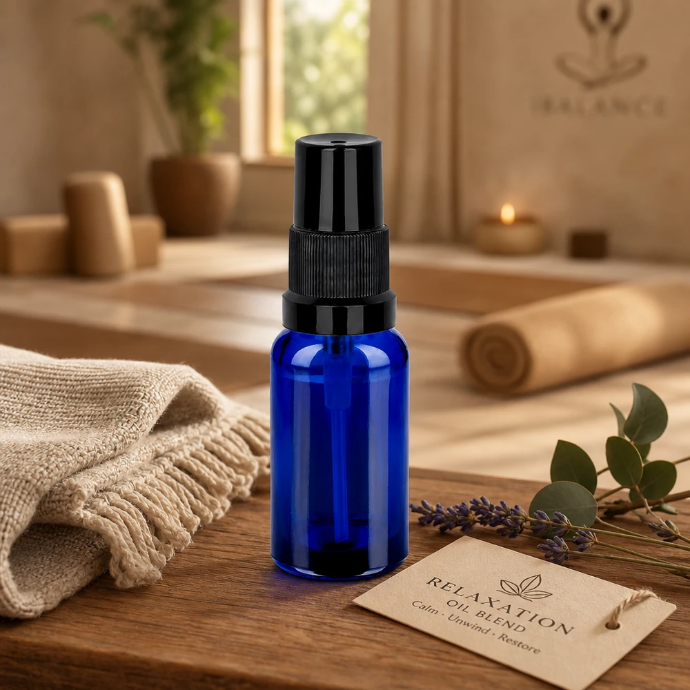 20 ml butelka ze spryskiwaczem czarna STD BlueLine UT18/20 Wysokiej jakości szklana butelka z rozpylaczem o pojemności 20 ml, wykonana z kobaltowego szkła w kolorze głębokiego błękitu, z wytrzymałą, czarną nakrętką z rozpylaczem