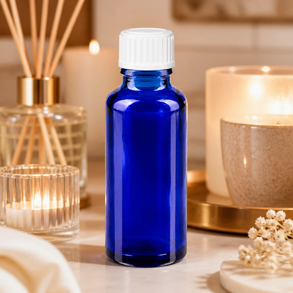 Butelka apteczna niebieska 30ml zakrętka biała szt. Niebieska szklana buteleczka o pojemności 30 ml z białym zamknięciem, otoczona świecami i pałeczkami zapachowymi