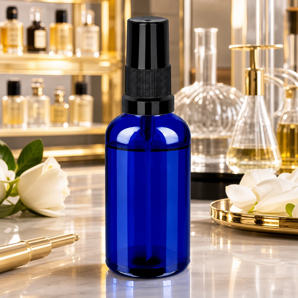 50 ml butelka ze spryskiwaczem czarna STD BlueLine UT18/50 Elegancka szklana butelka z rozpylaczem o pojemności 50 ml w kolorze głębokiego kobaltowego błękitu z czarnym atomizerem zapewniającym luksusową aplikację.