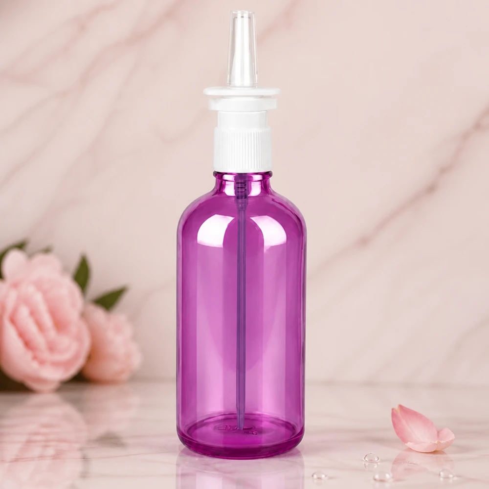 Elegancka fioletowa butelka z rozpylaczem do nosa o ergonomicznym kształcie i precyzyjnej głowicy rozpylającej o pojemności 100 ml