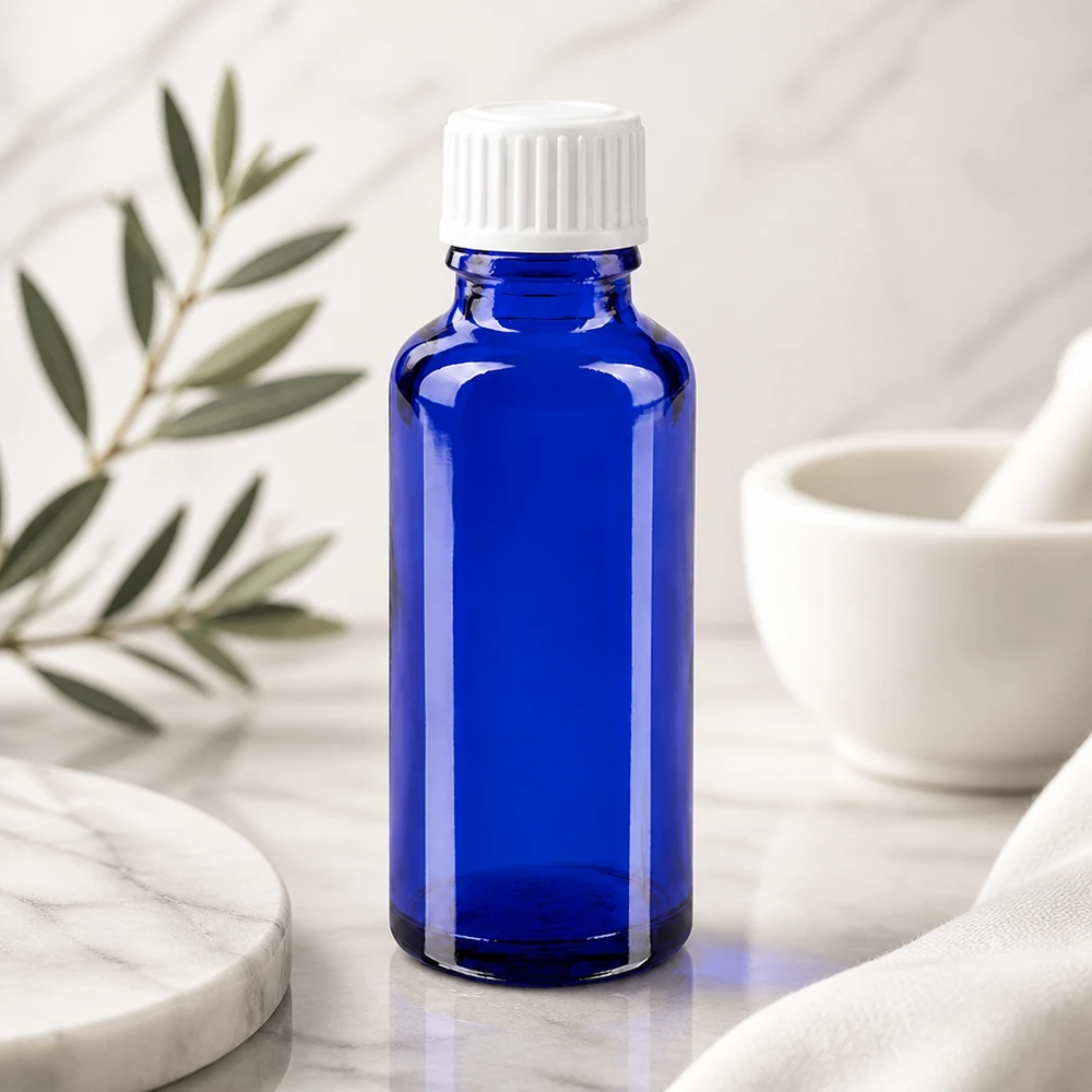 Butelka apteczna niebieska 30ml zakrętka białe kuleczki St Kobaltowo-niebieska butelka apteczna o pojemności 30 ml, wykonana z wysokiej jakości szkła, z białym zamknięciem zabezpieczającym