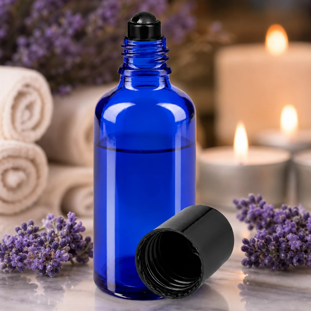 Buteleczka z kulką o pojemności 50 ml, wykonana z kobaltowo-niebieskiego szkła ochronnego, z czarnym aplikatorem kulkowym do aromaterapii