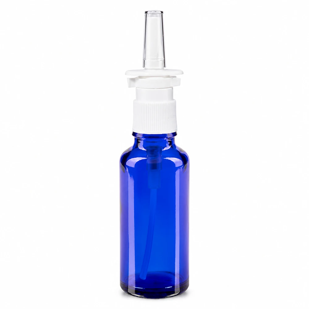 Butelka z rozpylaczem do nosa o pojemności 30 ml, wykonana z niebieskiego szkła aptecznego, z białą głowicą rozpylającą i przezroczystą końcówką do nosa