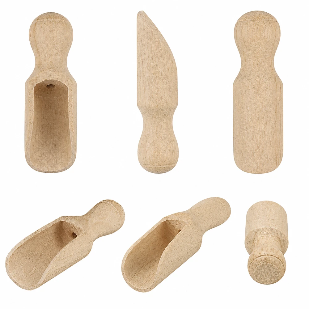 Drewniana łopata w rozmiarze XS o półokrągłym kształcie i długości 5,2 cm Drewniana łopata XS ustawiona pod różnymi kątami pokazuje półokrągły kształt i kunszt wykonania z naturalnego drewna.