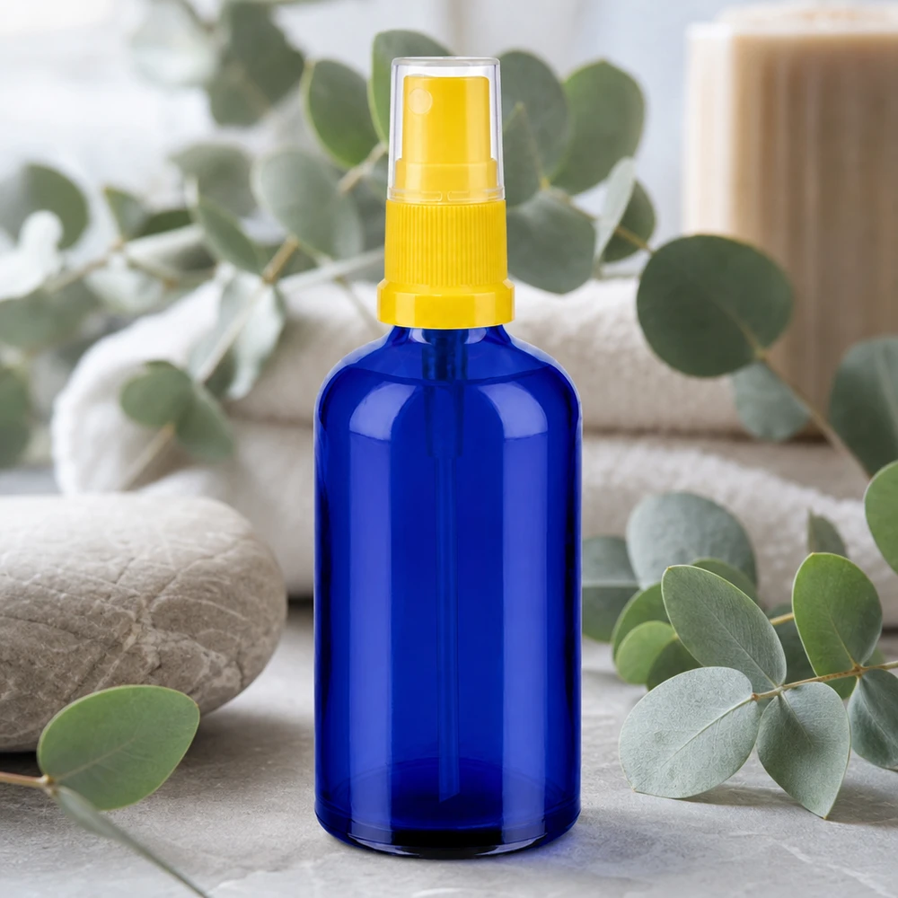 100 ml butelka ze spryskiwaczem żółta/przezroczysta STD BlueLine UT18/100 Elegancka butelka z rozpylaczem o pojemności 100 ml w kolorze kobaltowego błękitu z ergonomicznym żółtym wzorem do kosmetyków naturalnych
