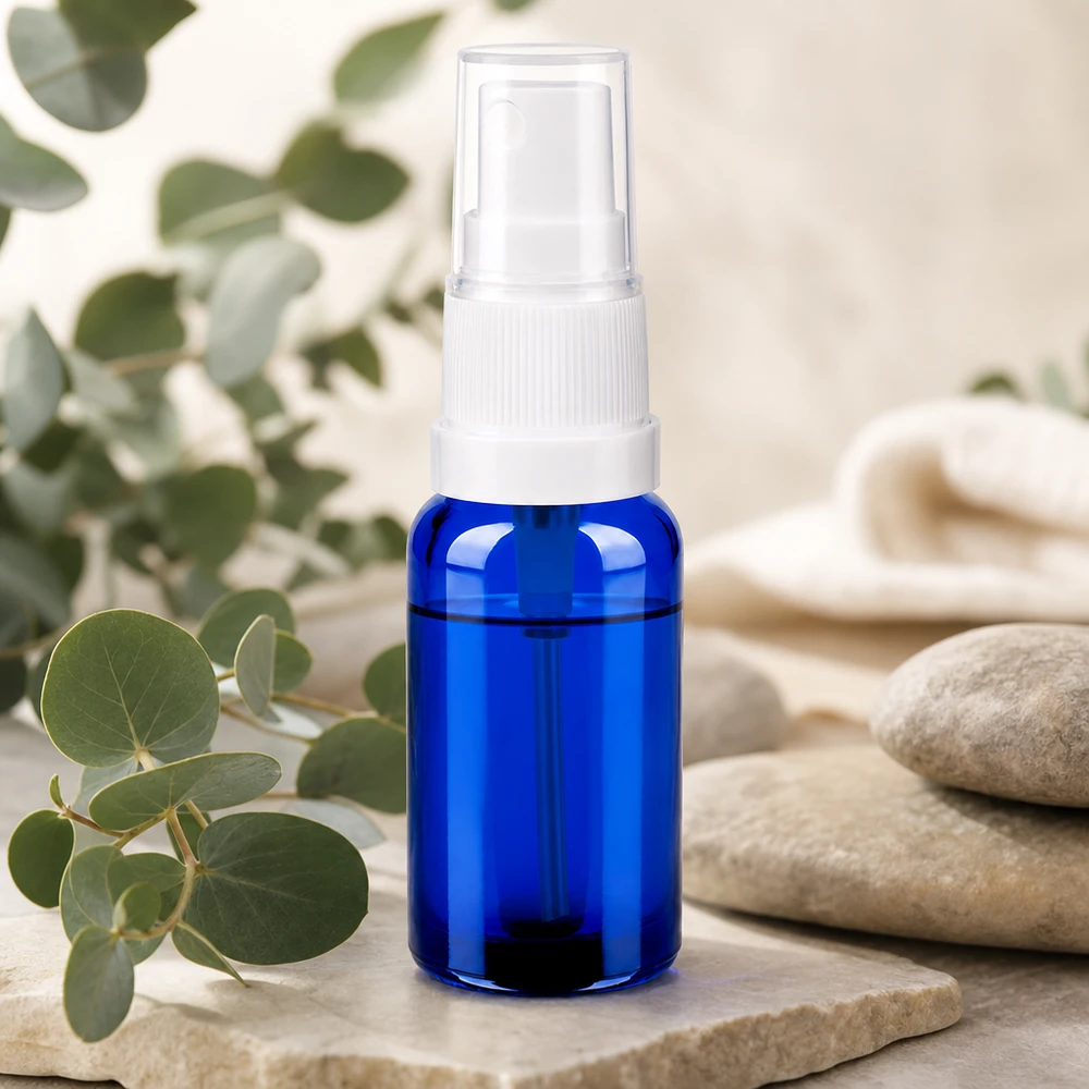 Butelka ze spryskiwaczem 20 ml biała/przezroczysta STD BlueLine UT18/20 Butelka z rozpylaczem o pojemności 20 ml w eleganckim kolorze kobaltowego błękitu z białą głowicą rozpylającą dla precyzyjnego dozowania