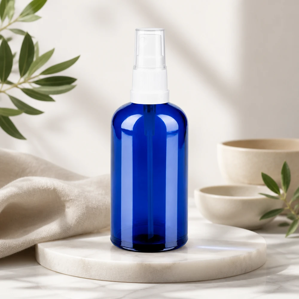 100 ml butelka ze spryskiwaczem biała/przezroczysta STD BlueLine UT18/100 Wysokiej jakości butelka z rozpylaczem o pojemności 100 ml wykonana z niebieskiego szkła z przezroczystym wzorem do naturalnej pielęgnacji