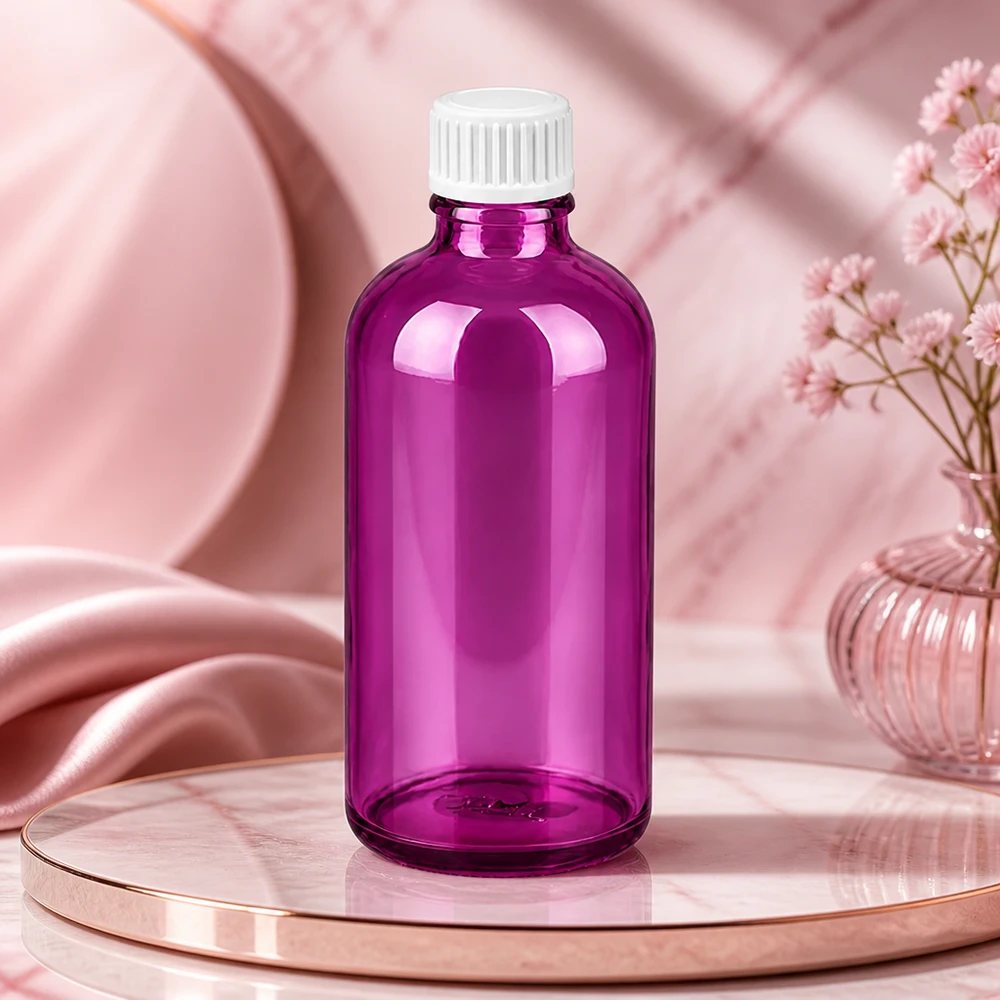 Okrągła szklana butelka o pojemności 100 ml w kolorze jasnofioletowym o ergonomicznym kształcie ułatwiającym przenoszenie.