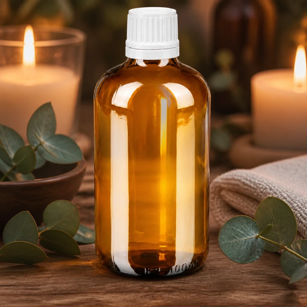 Butelka apteczna brązowa 100ml drip v. 1,2 mm biały OV Brązowa szklana butelka z zakraplaczem o pojemności 100 ml z oryginalną białą nakrętką zabezpieczoną przed dziećmi, stojąca na drewnianym stoliku
