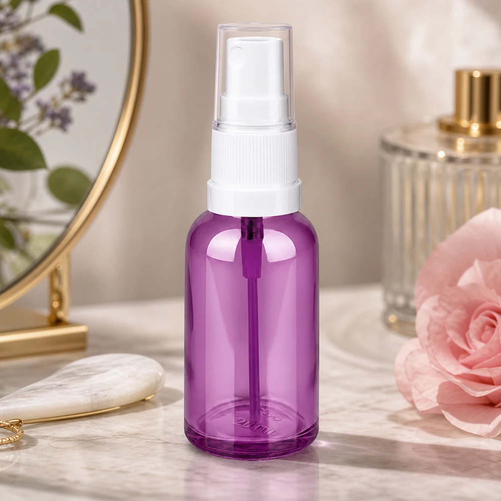 Przezroczysta fioletowa butelka z rozpylaczem 30 ml z białą głowicą rozpylającą do kosmetyków DIY i aromaterapii