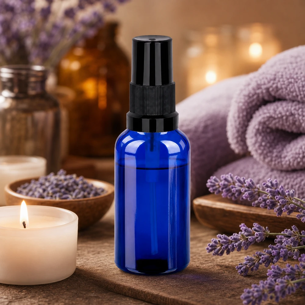 Butelka ze spryskiwaczem 30 ml czarna STD BlueLine UT18/30 Mała butelka z rozpylaczem 30 ml w kolorze niebieskim z czarną nasadką rozpylającą do kosmetyków i produktów pielęgnacyjnych DIY