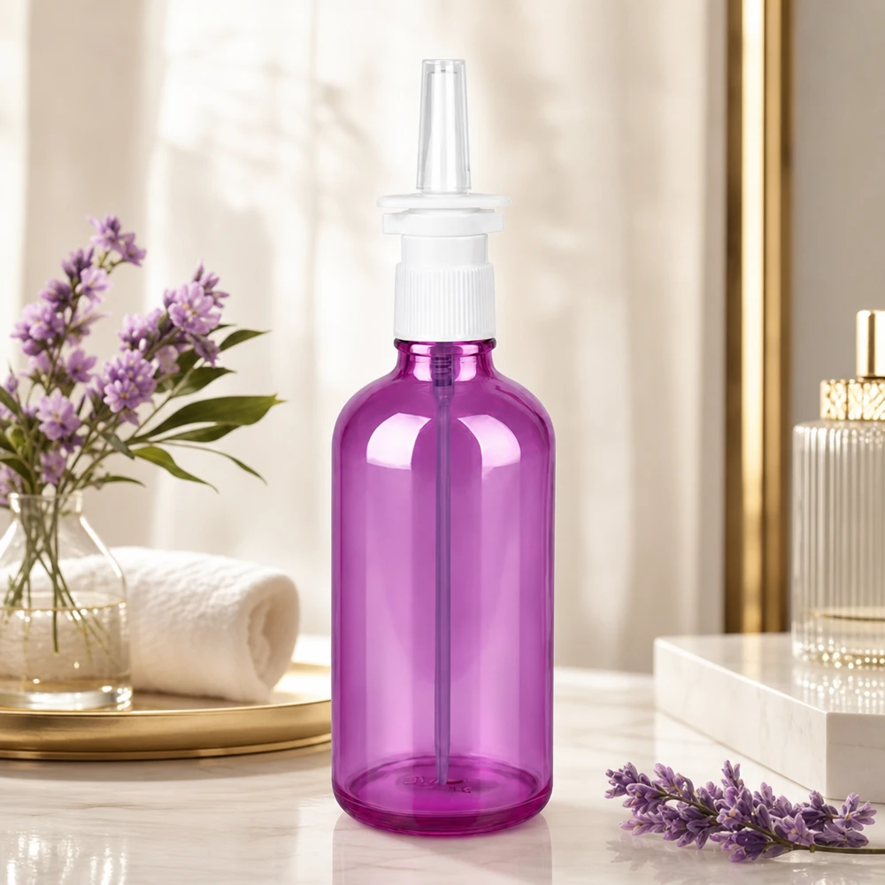 Przezroczysta butelka z rozpylaczem 100 ml w eleganckim fioletowym kolorze z precyzyjną głowicą rozpylającą do aplikacji dozującej