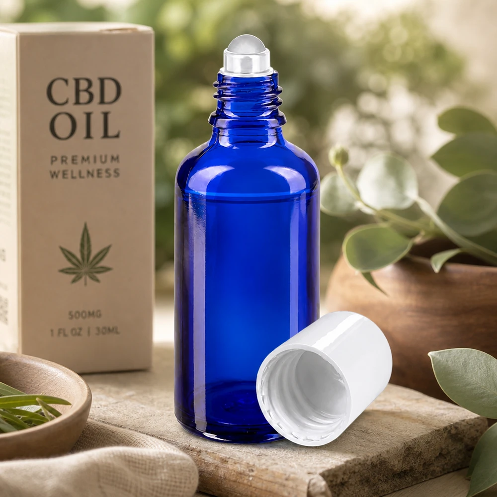 Butelka apteczna niebieska 50ml nakrętka roll-on biała Niebieska buteleczka apteczna o pojemności 50 ml z aplikatorem rolkowym, idealna do olejku CBD, serum i produktów do pielęgnacji ciała