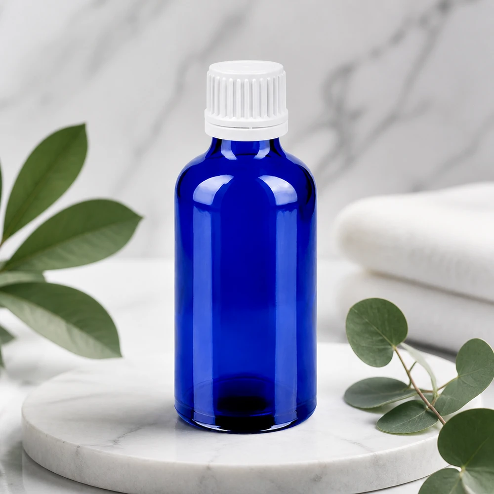 Butelka 50 ml 11 mm SV biała OV BlueLine UT18/50 Elegancka szklana butelka BlueLine o pojemności 50 ml z białą nakrętką UT18 na marmurowej podstawie
