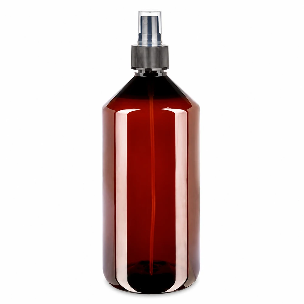Butelka PET o pojemności 1000 ml w kolorze bursztynowym z czarną głowicą rozpylającą na białym tle