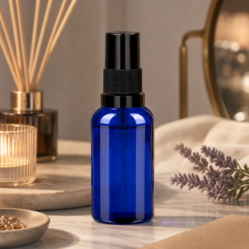 Butelka ze spryskiwaczem 30 ml czarna STD BlueLine UT18/30 Wysokiej jakości butelka z niebieskiego szkła o pojemności 30 ml z praktyczną czarną głowicą rozpylającą STD BlueLine