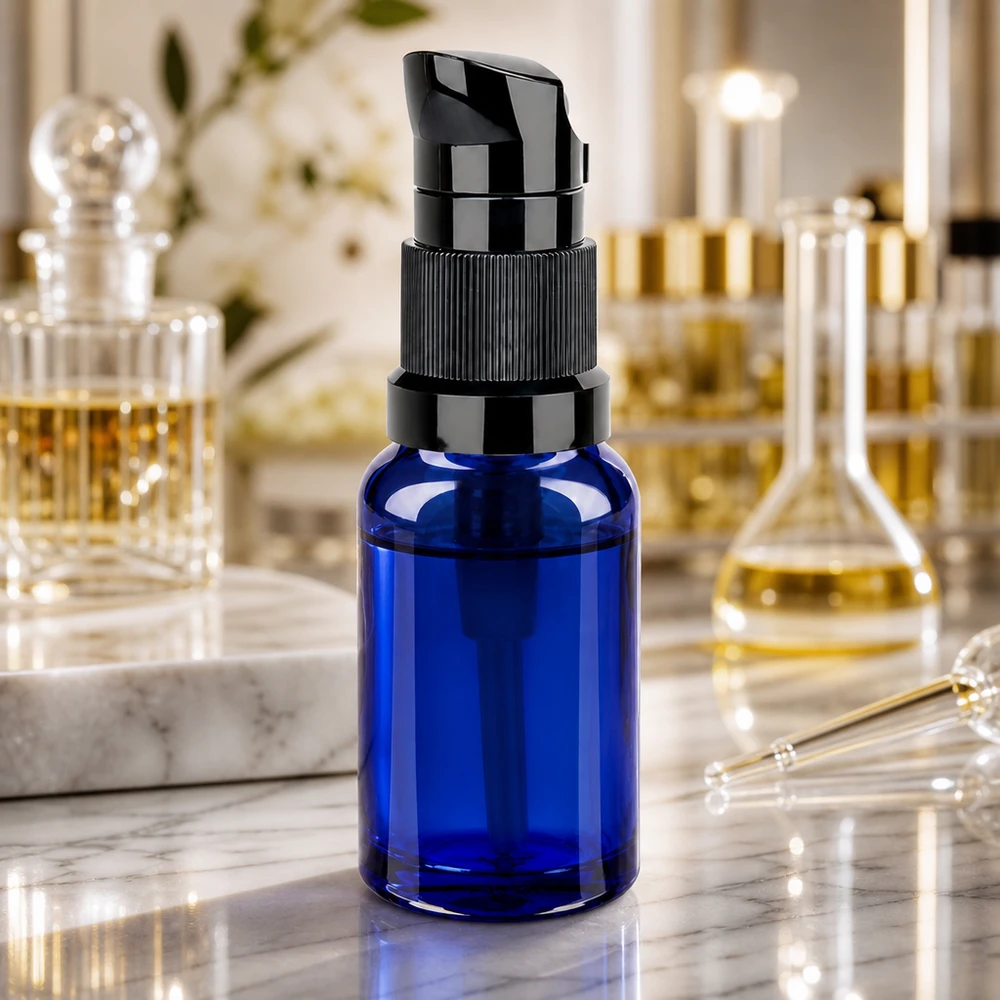 10 ml butelka z pompką czarna STD BlueLine UT18/10 Kompaktowa butelka z pompką 10 ml w eleganckim niebieskim kolorze z wytrzymałym czarnym mechanizmem pompki BlueLine UT18/10