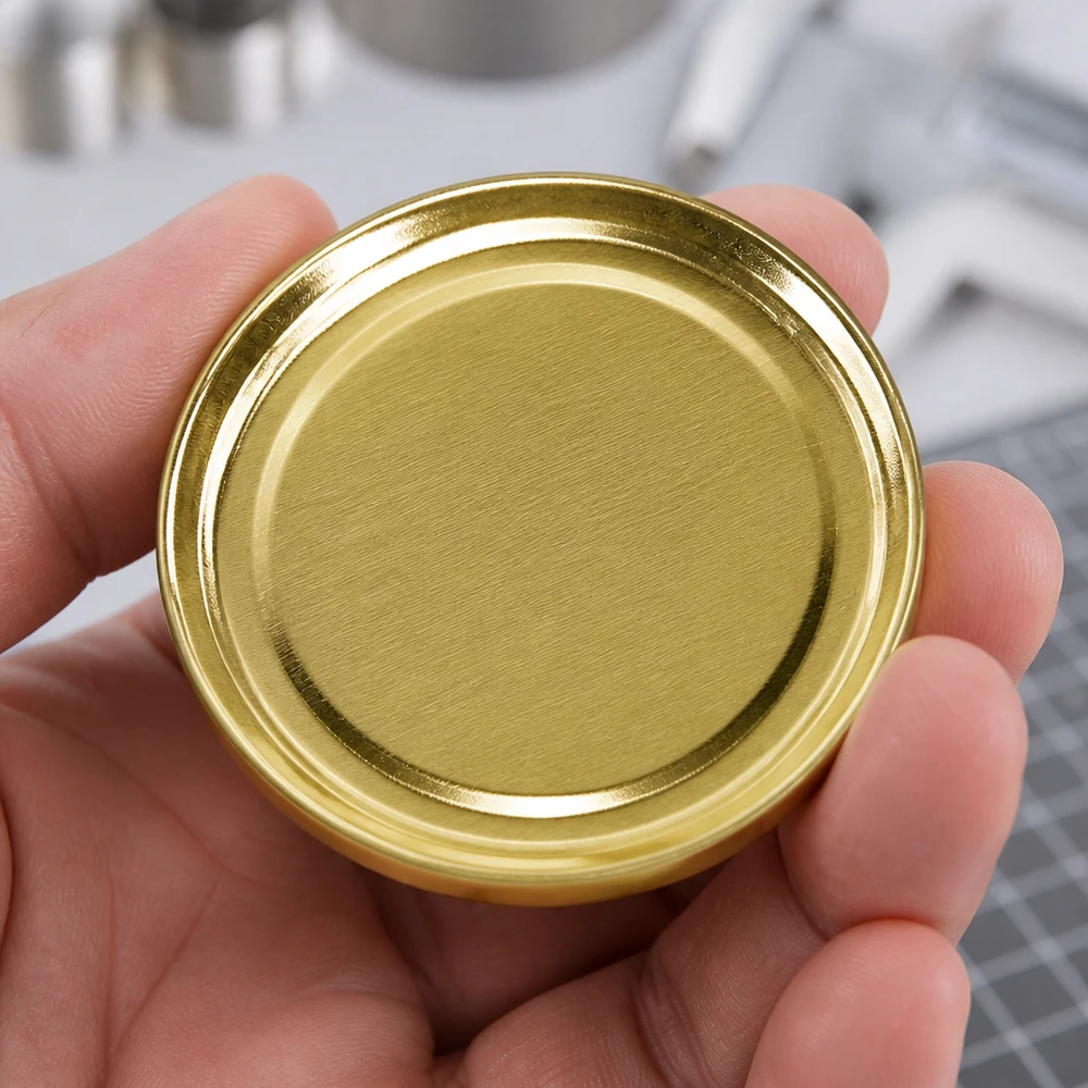 Pokrywka BasicSeal 58 mm, złota, TO58 UniTwist – zbliżenie na błyszczącą metalową powierzchnię