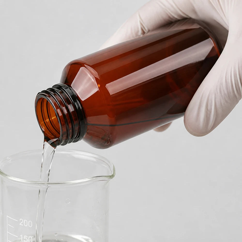Butelka PET 100 ml z brązową nakrętką OV Chemikalienbeständige 100ml Braunglasflasche aus PET mit OV Schraubverschluss im Einsatz