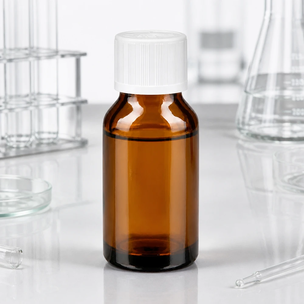 30 ml butelka lekarska z brązowego szkła z białą zakrętką KiSi i nakładką kroplową 1,2 mm w laboratorium