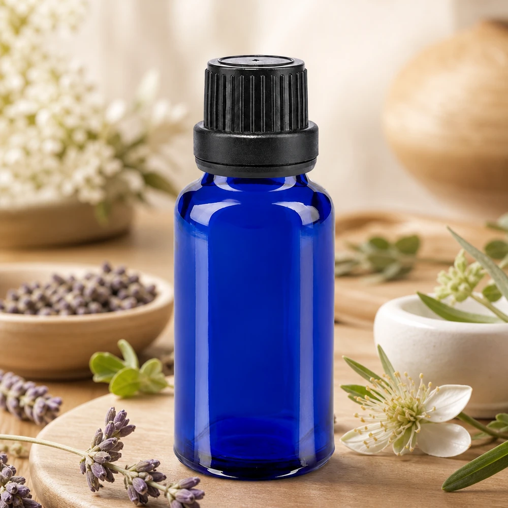 Butelka apteczna niebieska 20ml zakrętka czarna szczelna OV Mała niebieska szklana buteleczka o pojemności 20 ml z czarnym zamknięciem zabezpieczającym przed dziećmi, przeznaczona do kosmetyków naturalnych