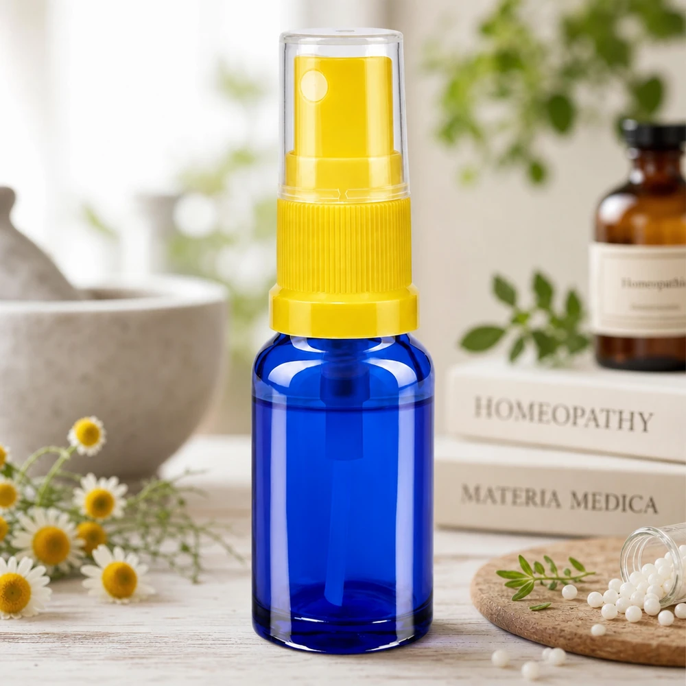 Butelka apteczna niebieska 10ml nasadka rozpylająca żółta Butelka homeopatyczna z atomizerem, 10 ml, z niebieskiego szkła z żółtym atomizerem typu STD, model ApoGlas