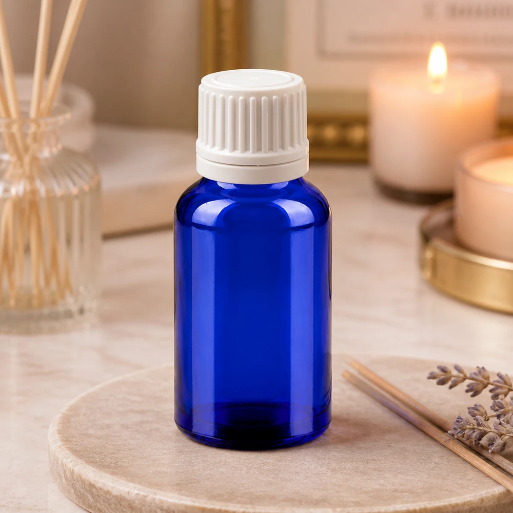 Butelka z kroplomierzem 20 ml 0,7 mm biały OV BlueLine UT18/20 Wysokiej jakości butelka z zakraplaczem o pojemności 20 ml wykonana z niebieskiego szkła chroniącego przed promieniowaniem UV z białą zakrętką