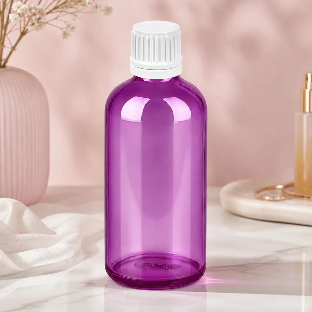 Wysokiej jakości szklana butelka o pojemności 100 ml w jasnofioletowym kolorze z wytrzymałą białą zakrętką do bezpiecznego przechowywania.