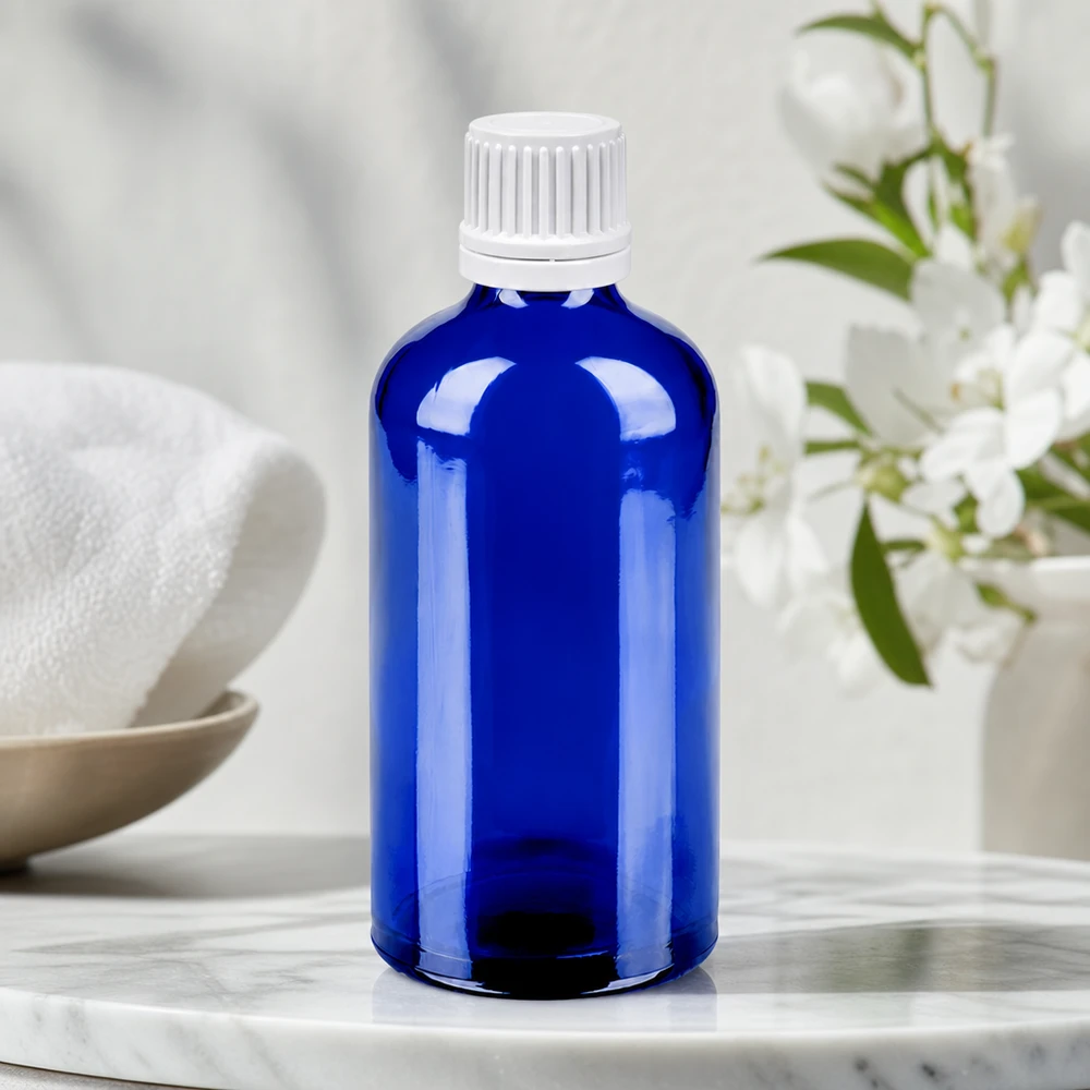 Butelka 100 ml 11 mm SV biała OV BlueLine UT18/100 Kompaktowa szklana butelka o pojemności 100 ml w jasnoniebieskim kolorze z białą zakrętką zapobiegającą kapaniu i umożliwiającą precyzyjne dozowanie.
