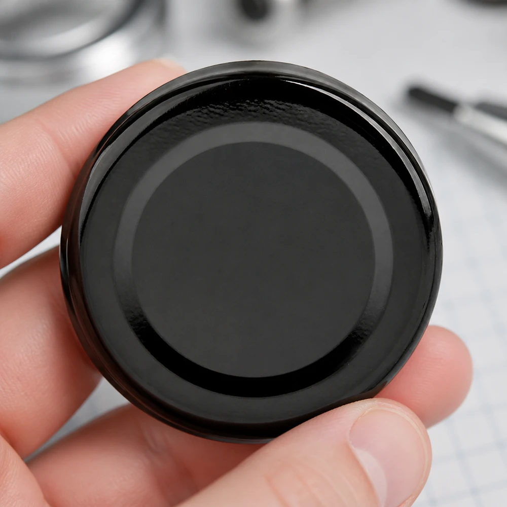 Błyszcząca czarna nakrętka TO43 o średnicy 43 mm z serii BasicSeal firmy UNiTWIST – zbliżenie