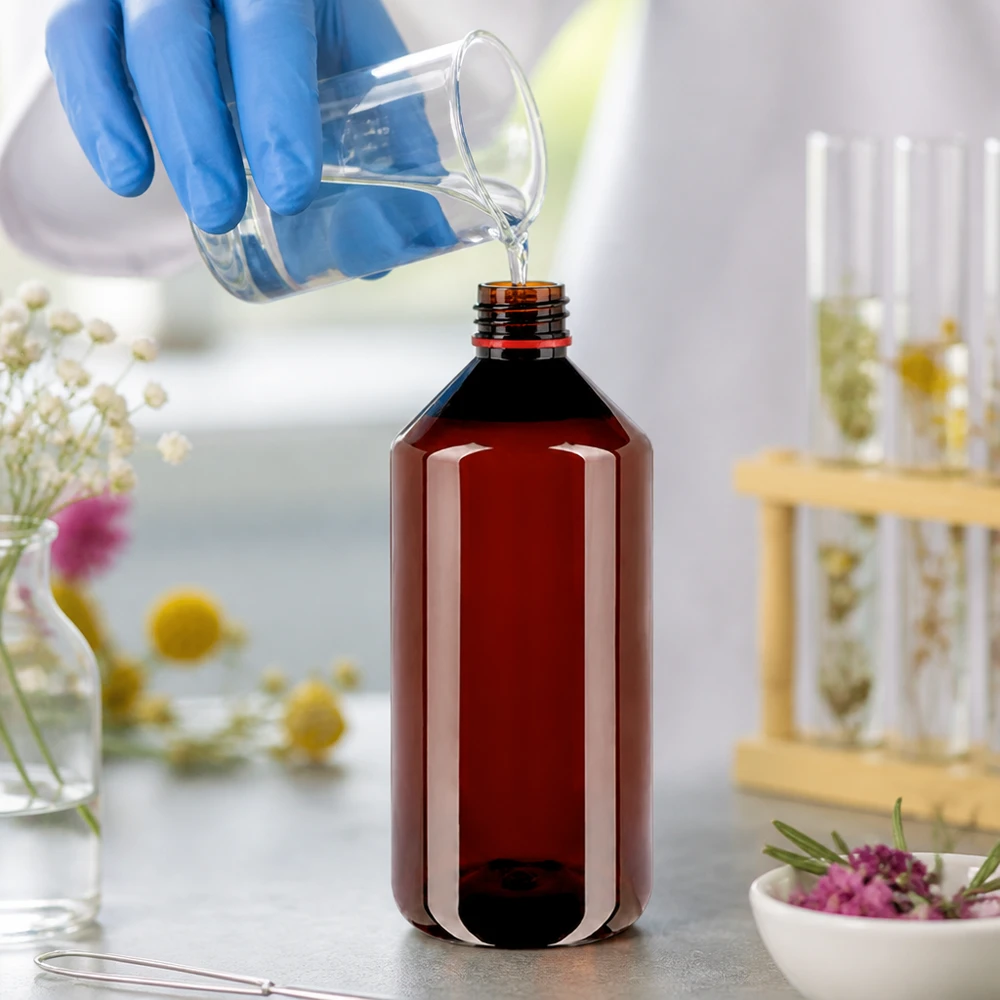 Butelka PET 1000 ml z białą/czerwoną nakrętką OV Bursztynowa butelka z tworzywa sztucznego o pojemności 1000 ml jest napełniana płynem w laboratorium; niebieska rękawica ochronna
