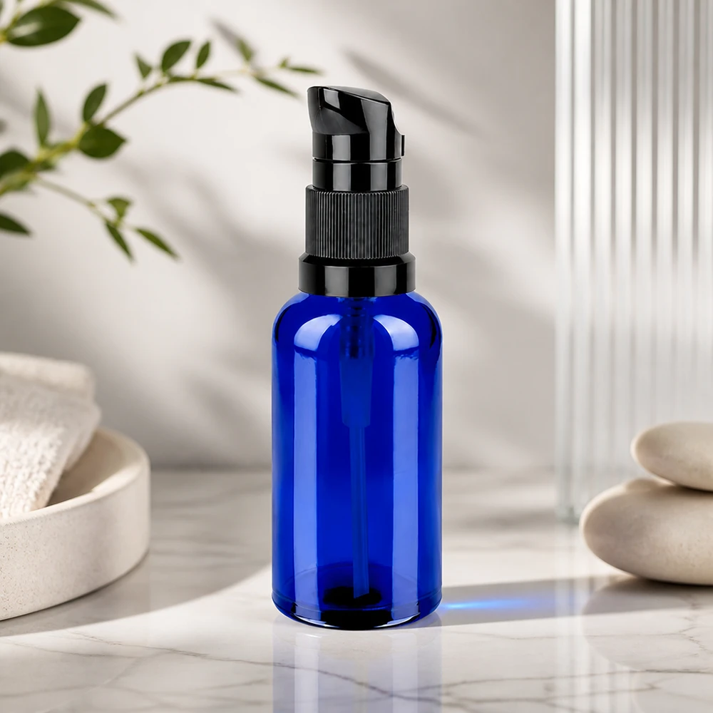 50 ml butelka z pompką czarna STD BlueLine UT18/50 Elegancka niebieska szklana butelka 50 ml z czarną nakrętką z pompką do wysokiej jakości produktów kosmetycznych STD BlueLine