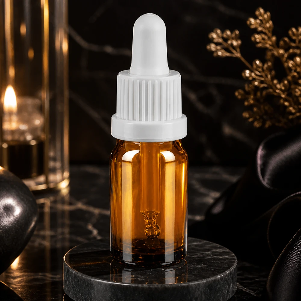 Mała butelka z pipetą o pojemności 5 ml wykonana z eleganckiego brązowego szkła z praktycznym zakraplaczem
