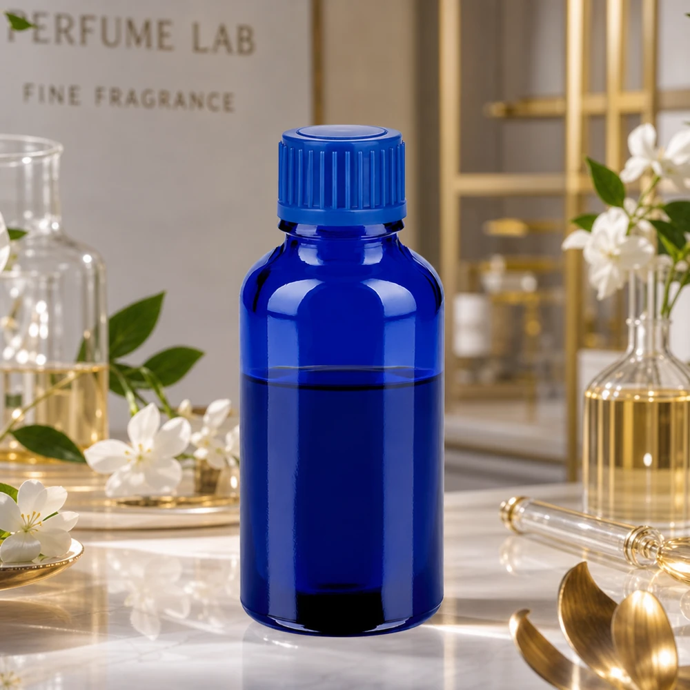 Mały szklany flakonik o pojemności 30 ml w jasnoniebieskim kolorze, idealny do perfum i esencji.